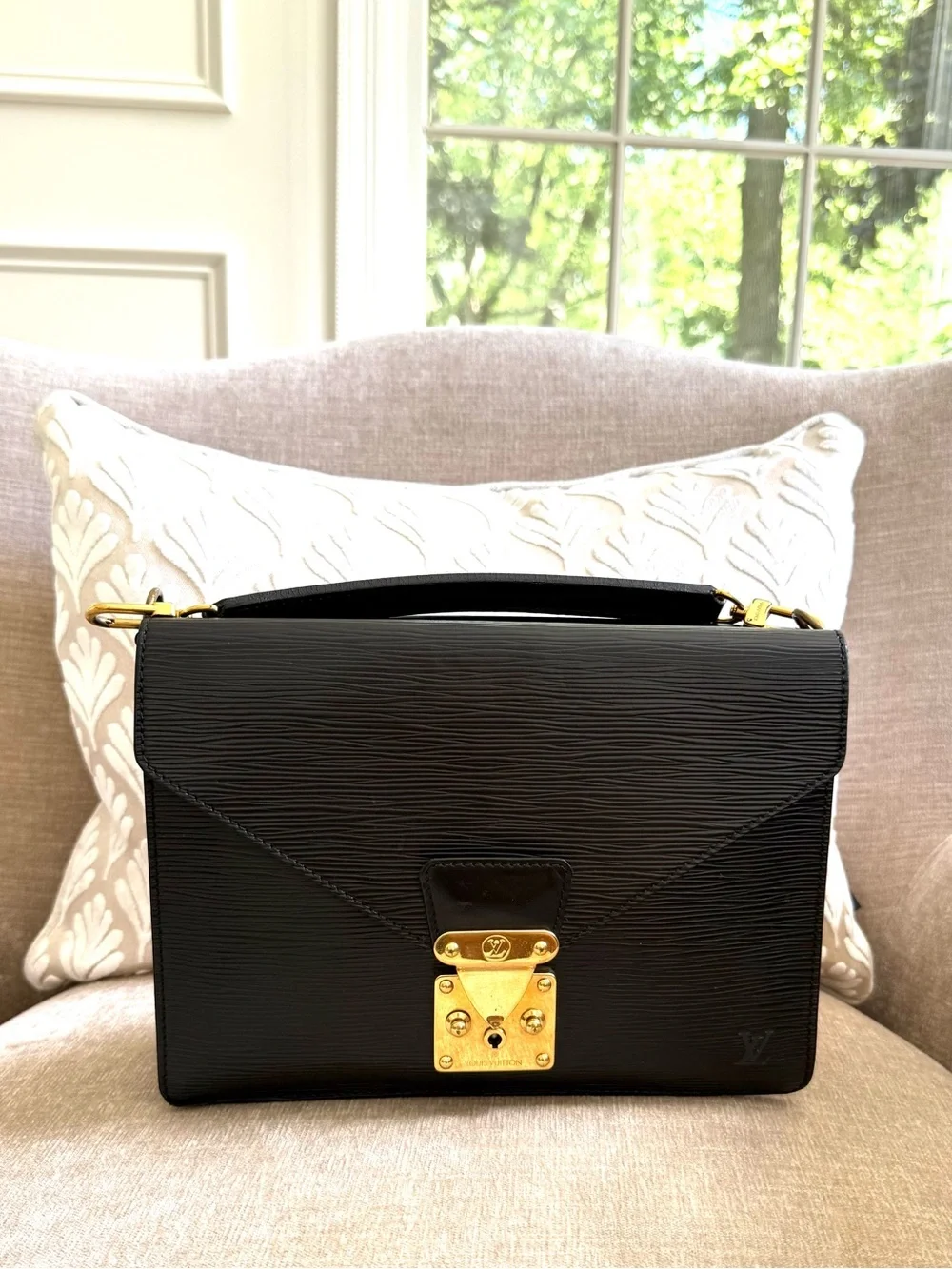 Authentic Louis Vuitton Epi Biface handbag model M52322 clutch black Epi leather